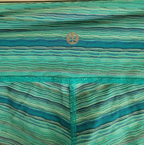 Lululemon Crops Size 8 - Picture 3 of 4